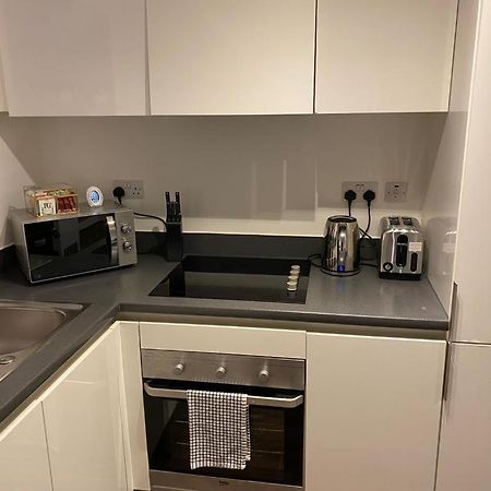 Spacious 1 Bed Relocation Apartment Free Parking, 브라이얼리 힐 외부 사진