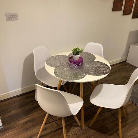 Spacious 1 Bed Relocation Apartment Free Parking, 브라이얼리 힐 외부 사진