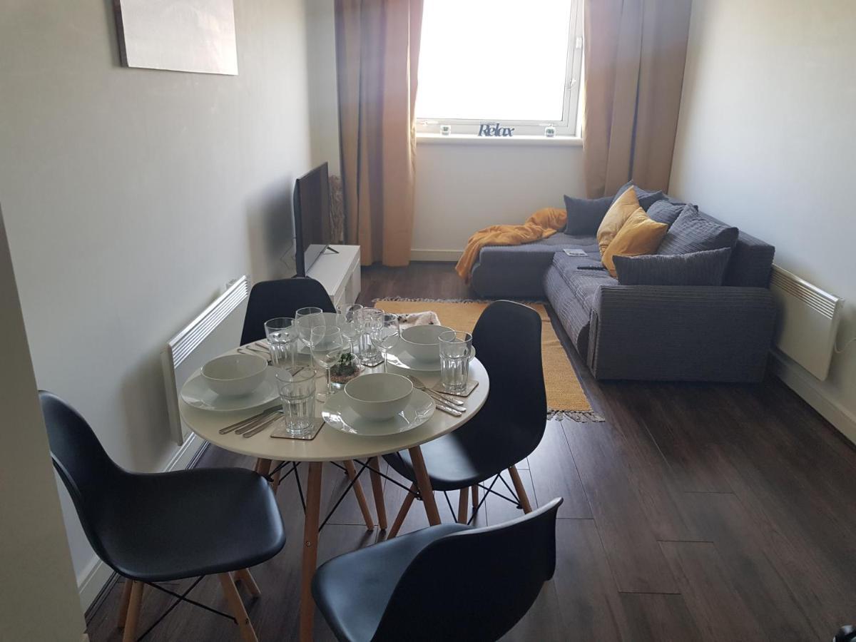 Spacious 1 Bed Relocation Apartment Free Parking, 브라이얼리 힐 외부 사진