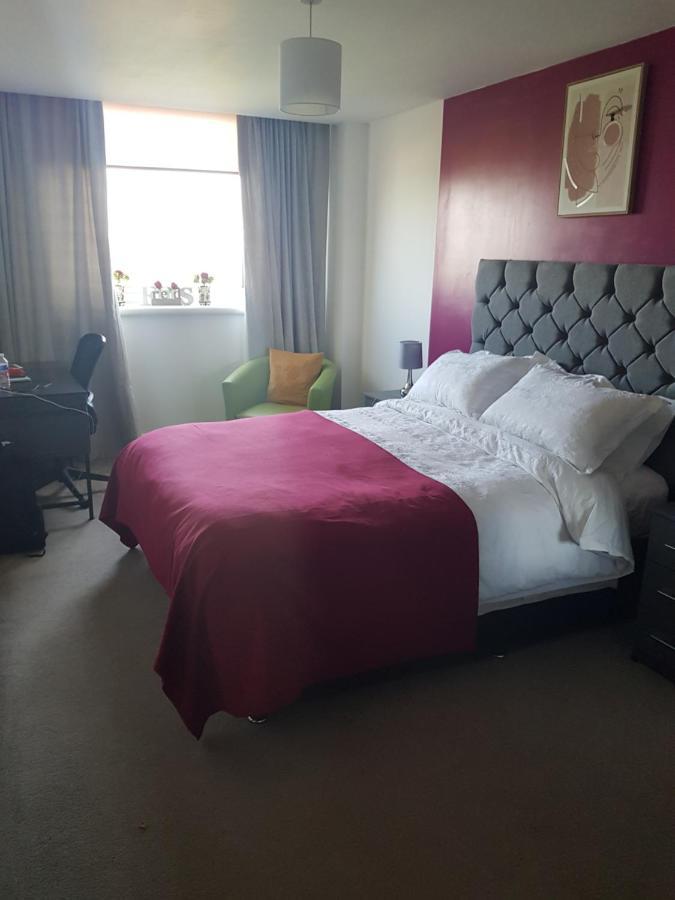 Spacious 1 Bed Relocation Apartment Free Parking, 브라이얼리 힐 외부 사진