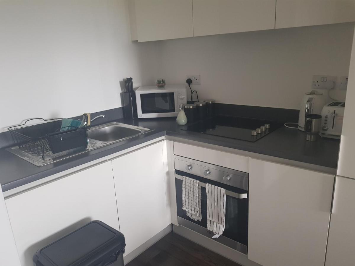 Spacious 1 Bed Relocation Apartment Free Parking, 브라이얼리 힐 외부 사진