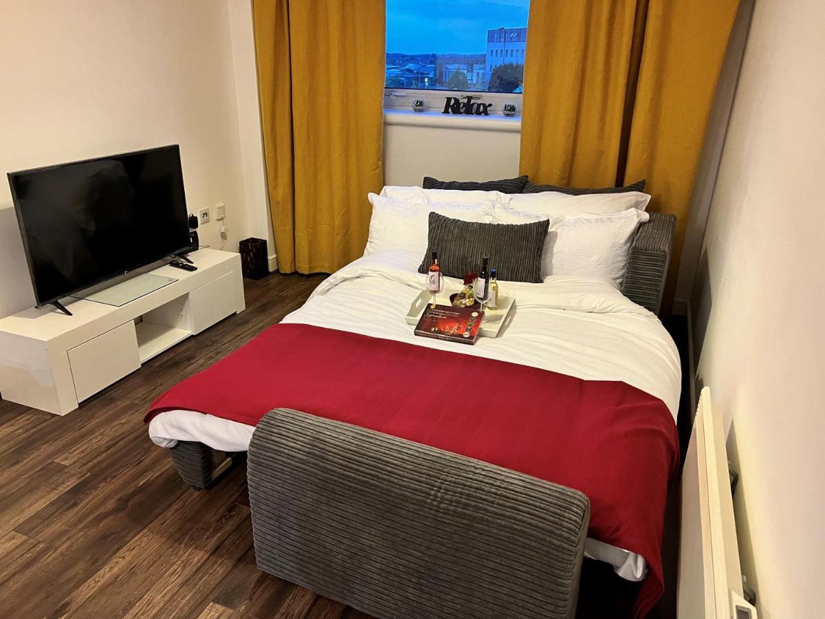 Spacious 1 Bed Relocation Apartment Free Parking, 브라이얼리 힐 외부 사진