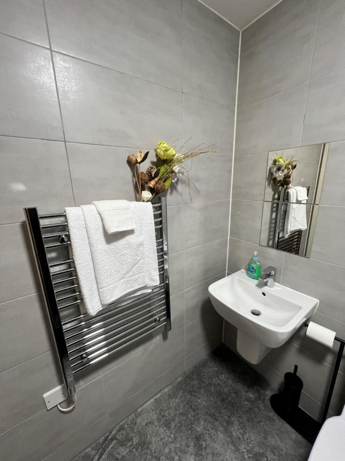 Spacious 1 Bed Relocation Apartment Free Parking, 브라이얼리 힐 외부 사진