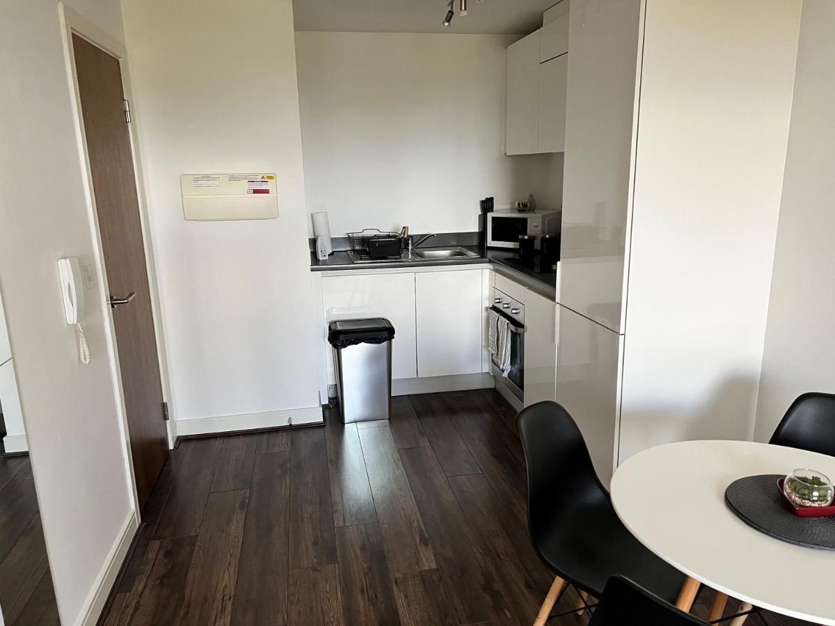 Spacious 1 Bed Relocation Apartment Free Parking, 브라이얼리 힐 외부 사진
