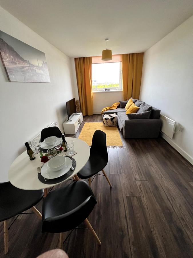 Spacious 1 Bed Relocation Apartment Free Parking, 브라이얼리 힐 외부 사진