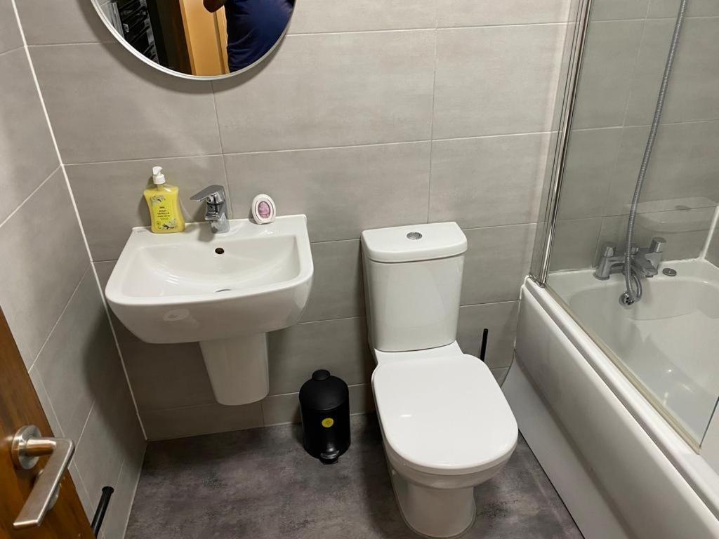 Spacious 1 Bed Relocation Apartment Free Parking, 브라이얼리 힐 외부 사진