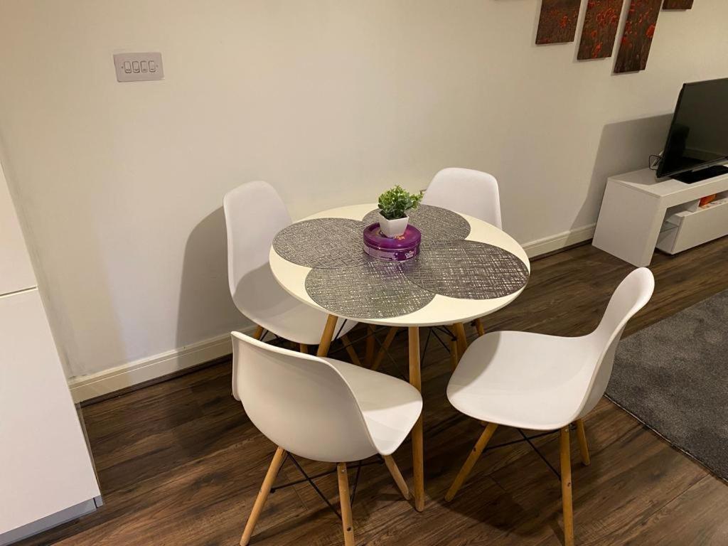 Spacious 1 Bed Relocation Apartment Free Parking, 브라이얼리 힐 외부 사진