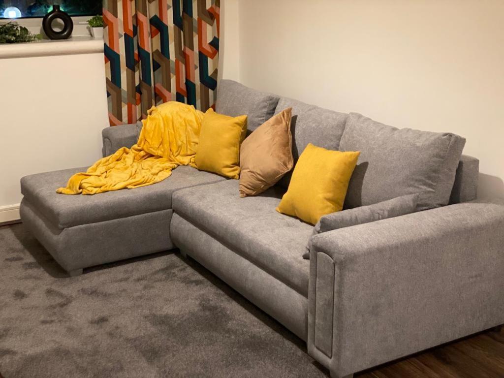 Spacious 1 Bed Relocation Apartment Free Parking, 브라이얼리 힐 외부 사진