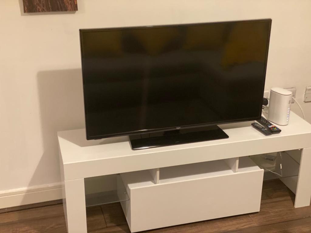 Spacious 1 Bed Relocation Apartment Free Parking, 브라이얼리 힐 외부 사진