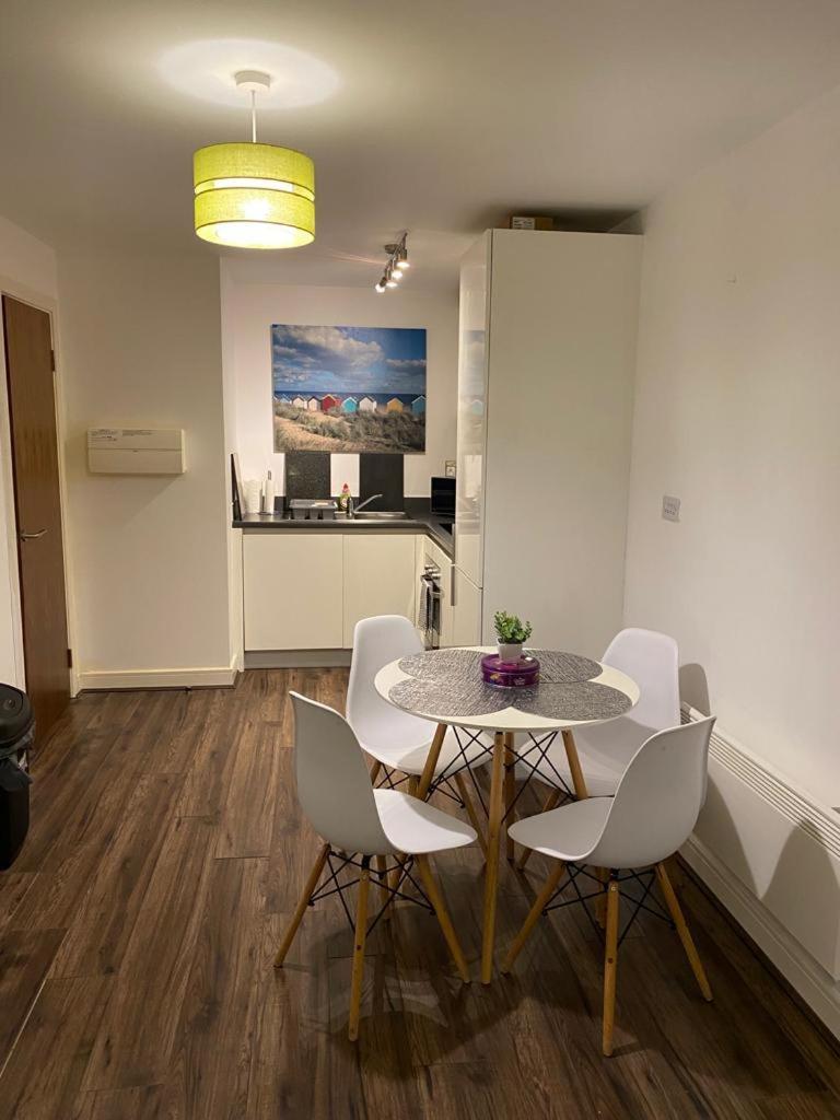 Spacious 1 Bed Relocation Apartment Free Parking, 브라이얼리 힐 외부 사진