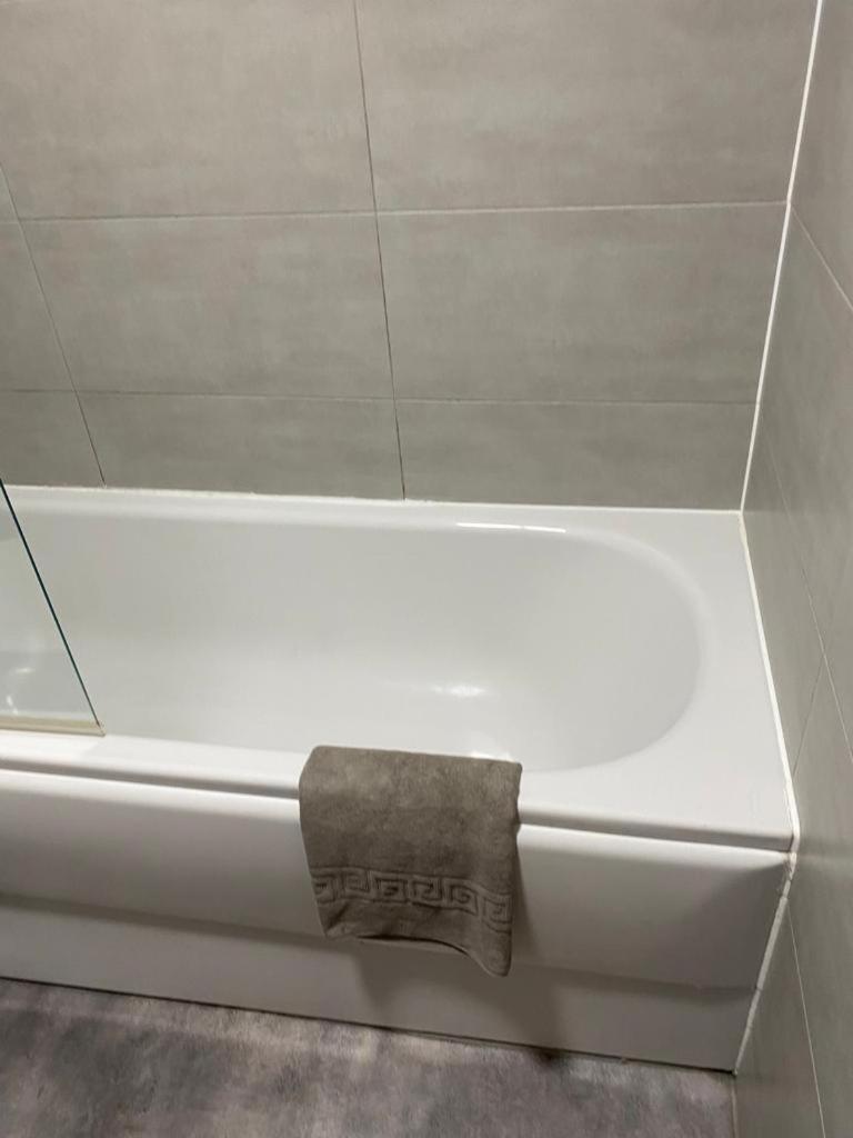 Spacious 1 Bed Relocation Apartment Free Parking, 브라이얼리 힐 외부 사진