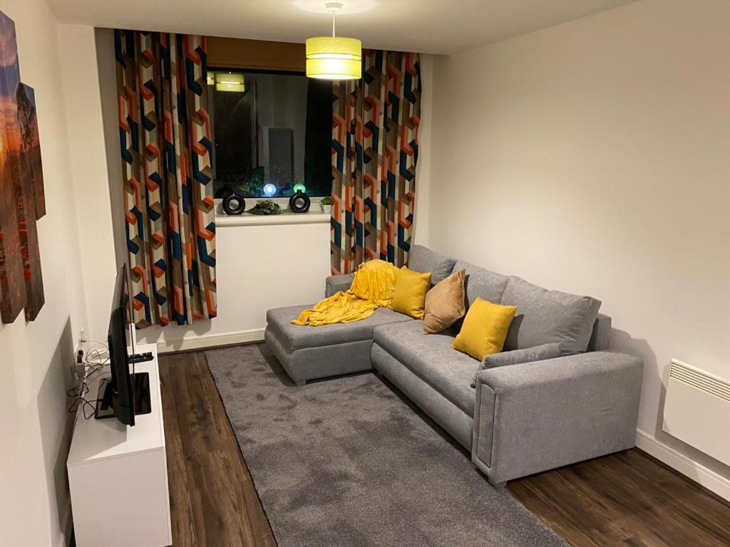 Spacious 1 Bed Relocation Apartment Free Parking, 브라이얼리 힐 외부 사진